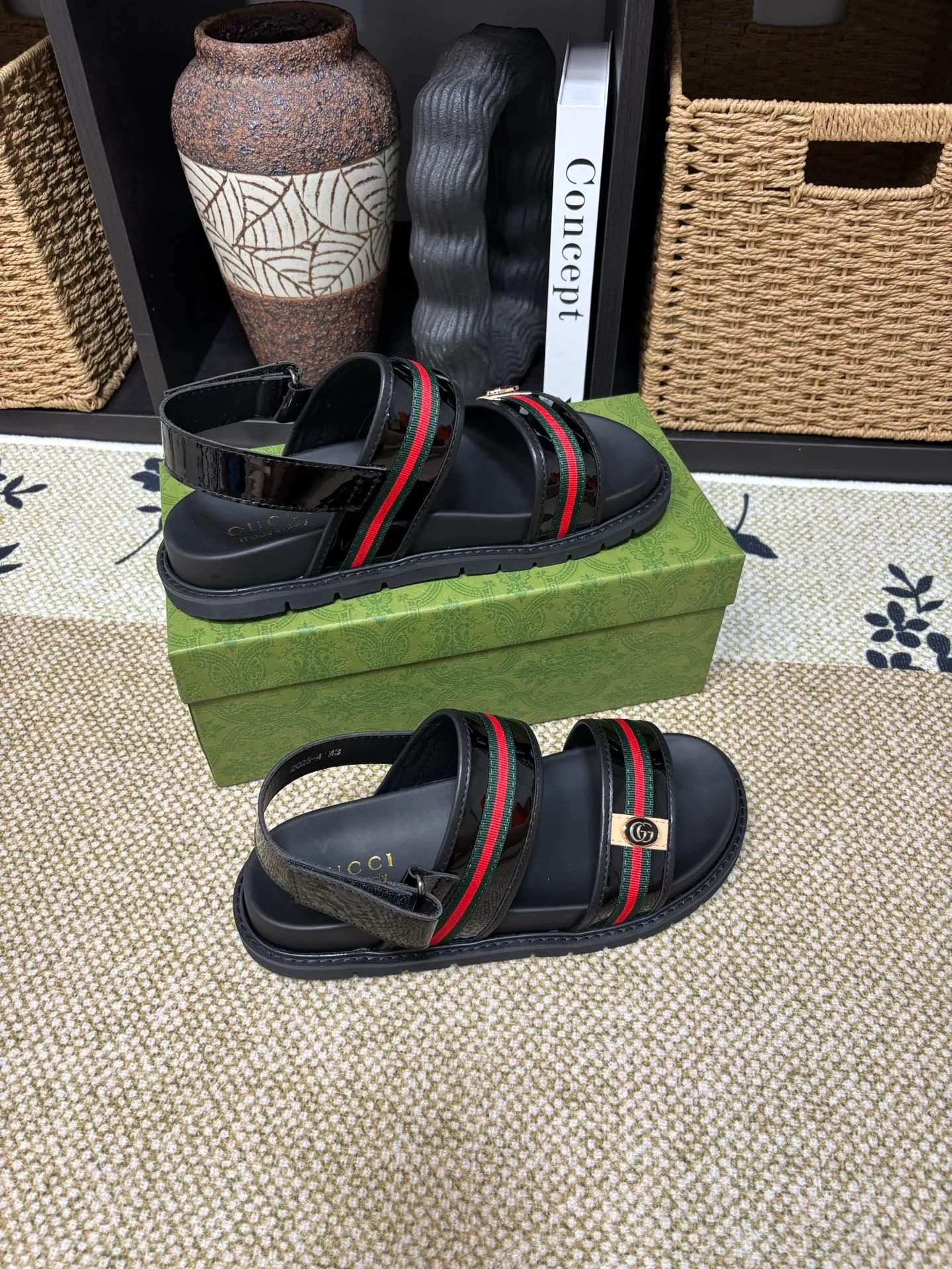 Factory 💰 300 yuan Gucci slippers] high-end men's shoes brand official website 1:1 latest masterpiece: original mold customization, the fabric is made of imported original materials, upgraded outsole, lighter and non-slip. The market's top quality, simple yet tasteful, a must-have for fashionistas, fashionable at your feet, full of confidence, the same style at the counter 👍The season of summer slippers is here. Code: 38-45 (45 customized)